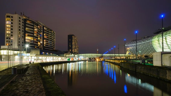 Nachtaufnahme des Alten Hafens in Bremerhaven. © picture alliance / imageBROKER | Wilfried Wirth Foto: Wilfried Wirth