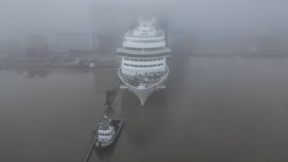 Das Kreuzfahrtschiff "Asuka III" verlässt bei dichtem Nebel das Baudock der Meyer Werft in Papenburg. © dpa-Bildfunk Foto: Lars Penning