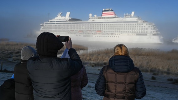 Die "Asuka III" wird über die Ems nach Eemshaven in den Niederlanden überführt. © Lars Penning/dpa Foto: Lars Penning/dpa