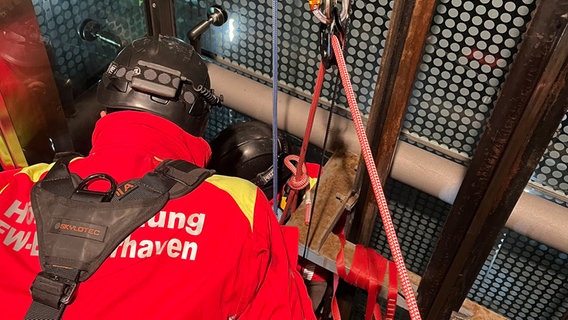 Höhenretter der Feuerwehr befreien Jugendliche aus einem feststeckenden Aufzug. © Feuerwehr Bremerhaven 