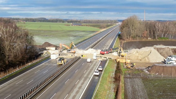 Bagger führen auf der gesperrten A1 Abrissarbeiten durch. © Nord-West-Media TV 