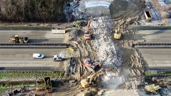 Bagger führen auf der gesperrten A1 Abrissarbeiten durch. © Nord-West-Media TV 