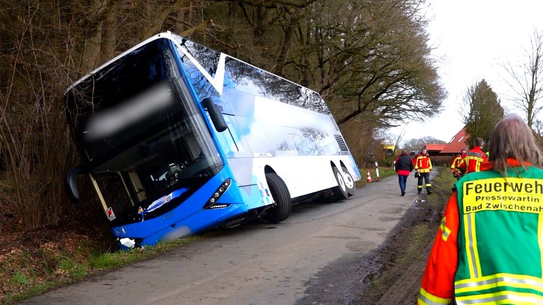 Bus Mit 18 Schülern Fährt In Den Graben Keine Verletzten Ndrde Nachrichten