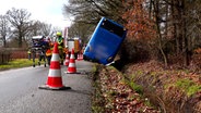 Ein Bus liegt in einem Graben. © TV 7 News 