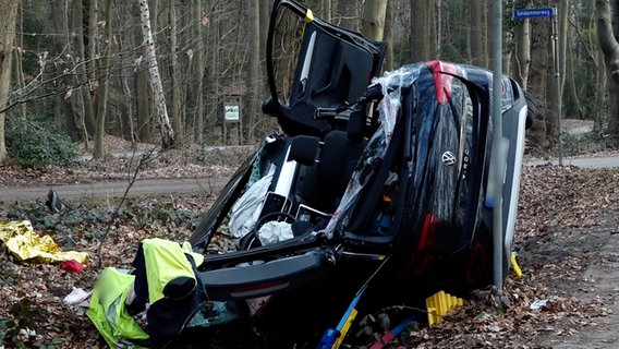 Nach einem Unfall liegt ein stark beschädigtes Auto in einem Straßengraben. © NonstopNews 