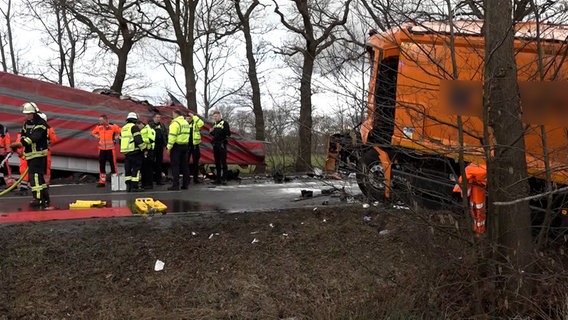 Ein Lkw und ein Müllwagen stehen nach einem Zusammenstoß an einer Straße. © NonstopNews 