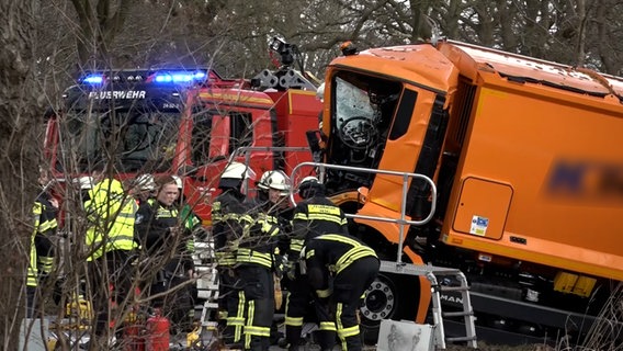 Ein Lkw und ein Müllwagen stehen nach einem Zusammenstoß an einer Straße. © NonstopNews 