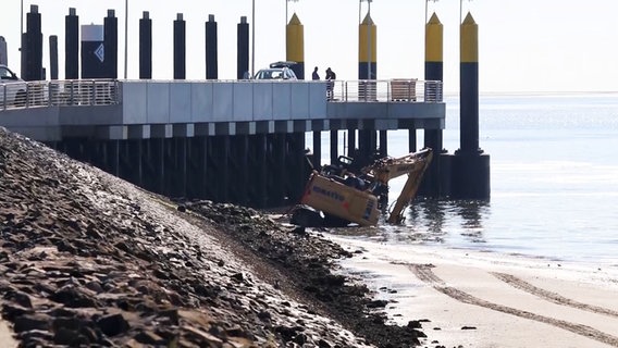 Ein Bagger hat sich am Strand von Norderney in der Nordsee festgefahren. © NonstopNews 