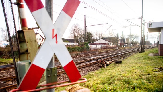 Ein Andreaskreuz steht an einem Bahnübergang an der zweigleisigen Bahnstrecke nahe Ihrhove. © picture alliance/dpa Foto: Hauke-Christian Dittrich