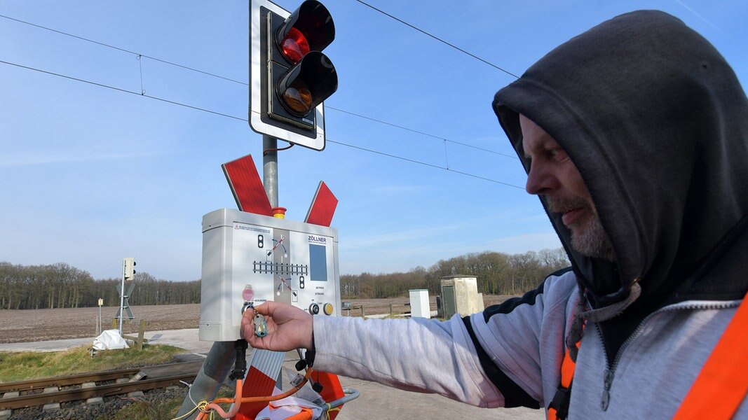 Einsamer Bahnwärter noch immer im Dauereinsatz NDR.de