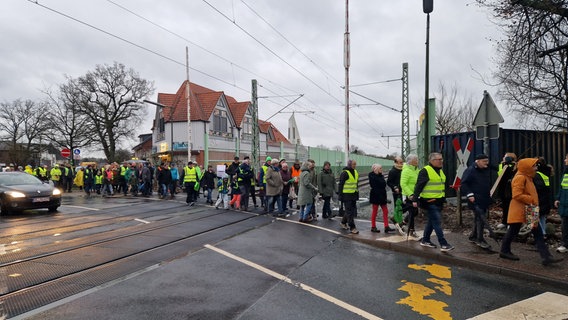 Anwohner demonstrieren am Bahnübergang in Ofenerdiek © NDR Foto: Maren Bruns