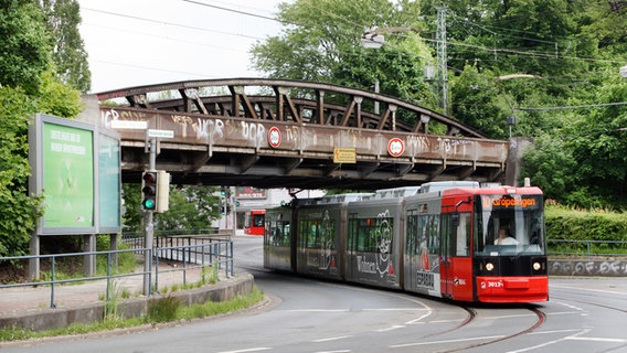Das Bild zeigt die Sebaldsbrücker Heerstraße und die Eisenbahnbrücke in Bremen. © DB Netz AG 