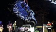 Zwei Autos sind nach einem tödlichen Unfall in Barßel (Landkreis Cloppenburg) weitgehend zerstört. © NonstopNews 