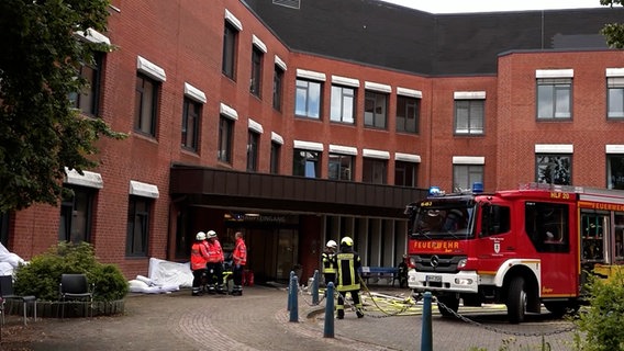 Einsatzkräfte der Feuerwehr stehen vor einer Klinik in Bassum. © Nord-West-Media TV 
