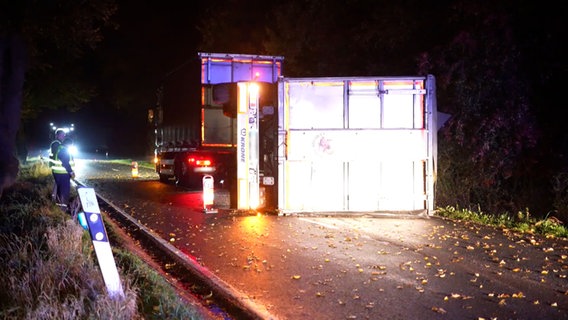 Ein umgekippter Tiertransporter liegt auf einer Landstraße. © Nord-West-Media TV 