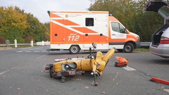 Ein Oldtimer-Moped liegt nach einem Unfall an einer Straße. © Nord-West-Media TV 