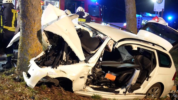 Ein Auto steht nach einem Unfall vor einem Baum. © Nord-West-Media TV 