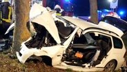 Ein Auto steht nach einem Unfall vor einem Baum. © Nord-West-Media TV 