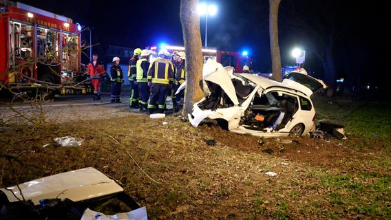 Ein Auto steht nach einem Unfall vor einem Baum. © Nord-West-Media TV 