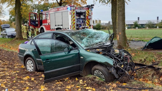 Ein Pkw steht nach einem tödlichen Unfall an einer Landstraße bei Beckeln. © Nord-West-Media TV 