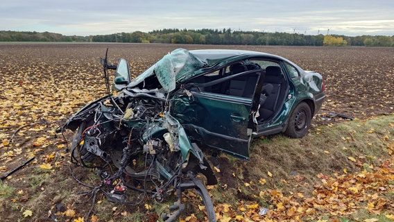 Ein Pkw steht nach einem tödlichen Unfall an einer Landstraße bei Beckeln. © Nord-West-Media TV 