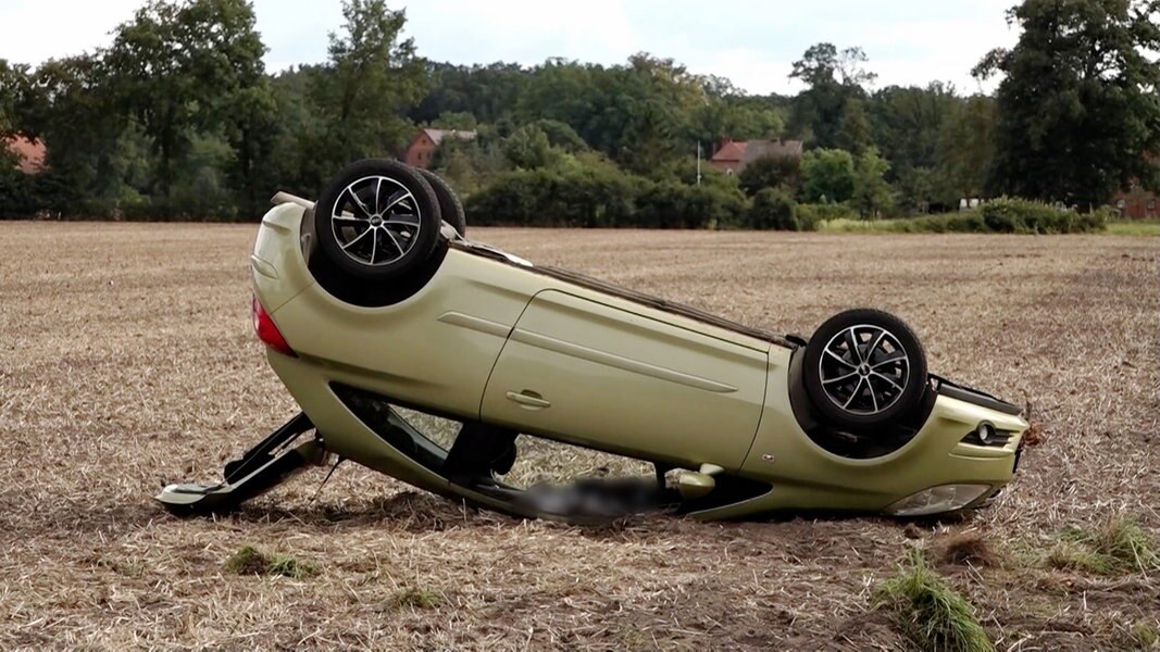 Auto überschlägt Sich Mehrfach: Frau Schwer Verletzt | NDR.de ...