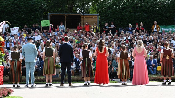 Die fünf Bewerberinnen und Bewerber stellen sich dem Publikum vor der Wahl der Blütenkönigin/des Blütenkönigs beim 71. Blütenfest vor. © dpa-Bildfunk Foto: Lars Penning