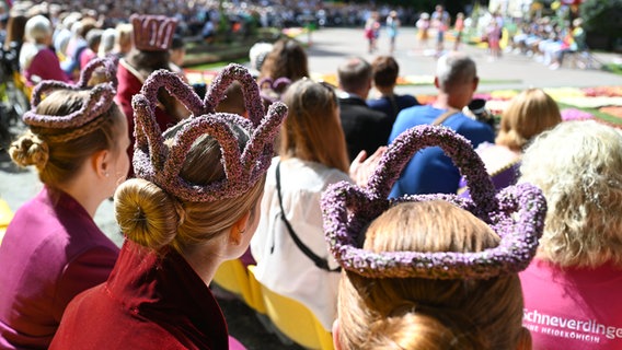 Verschiedene "Königshäuser" begleiten die Wahl der Blütenkönigin/des Königs beim 71. Blütenfest. © dpa-Bildfunk Foto: Lars Penning