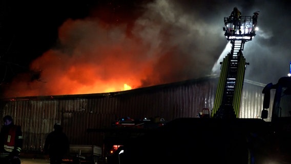 Eine Lagerhalle steht in Flammen. © NonstopNews 