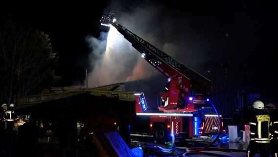 Eine Lagerhalle steht in Flammen. © NonstopNews 