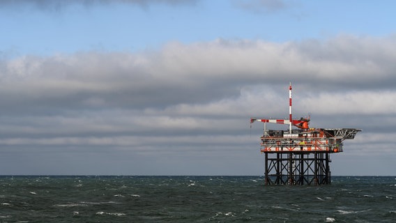 Emden: Blick auf die Bohrinsel des niederländischen Unternehmens One-Dyas in der Nordsee. © dpa-Bildfunk Foto: Lars Penning