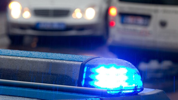 Ein Polizeifahrzeug mit Blaulicht dient in Cloppenburg als Straßensperre. © dpa Foto: Friso Gentsch