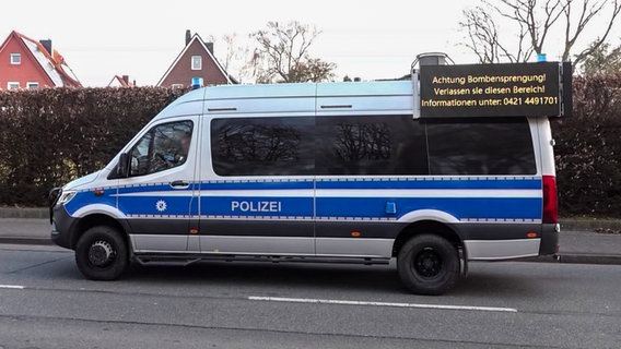 Ein Fahrzeug der Polizei fährt durch eine Evakuierungszone und informiert darüber, dass Menschen den Bereich wegen einer Bombensprengen verlassen müssen. © TeleNewsNetwork 