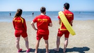 Drei Rettungsschwimmer der DLRG bewachen bei sonnigem Wetter den Badestrand auf der Insel Borkum. © dpa-Bildfunk Foto: Hauke-Christian Dittrich