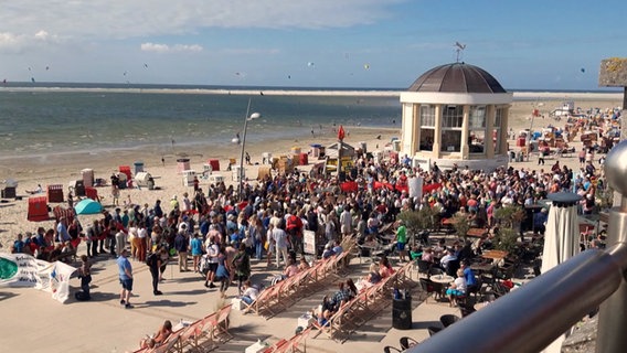 Demonstrierende auf Borkum am Strand. © NDR 