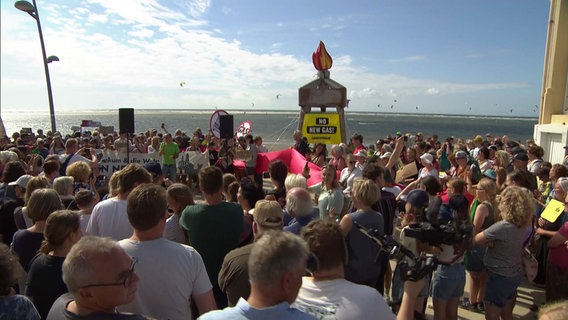 Demonstrierende auf Borkum am Strand. © NDR 