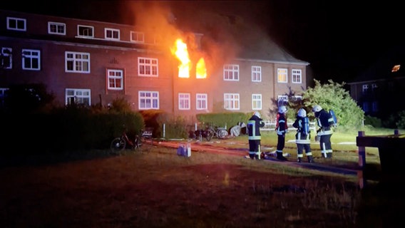 Feuerwehrleute vor einem brennenden Haus auf Borkum © NonstopNews 