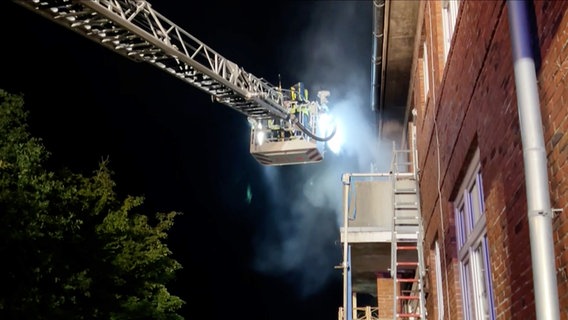 Eine Drehleiter der Feuerwehr vor einem brennenden Haus auf Borkum © NonstopNews 