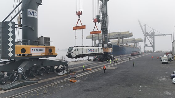 Im Hafen von Brake wird eine Lokomotive beladen.  © J. MÜLLER Weser GmbH & Co. KG 