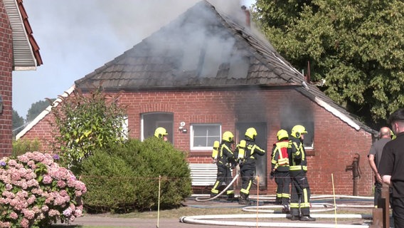 Ein Ein-Familien-Haus in Osteel wird von der Feuerwehr gelöscht. © NonStopNews 