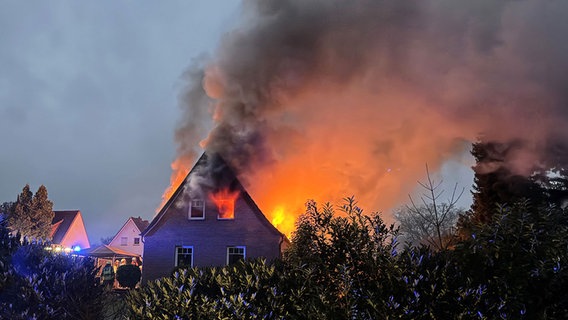 Ein Einfamilienhaus in Osterholz-Scharmbeck steht in Flammen. © dpa/Freiwillige Feuerwehr Osterholz-Scharmbeck 