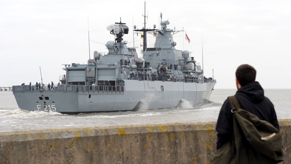 Die Fregatte "Brandenburg" verlässt am den Marinestützpunkt in Wilhelmshaven. (Archivbild) © picture alliance / dpa Foto: Ingo Wagner