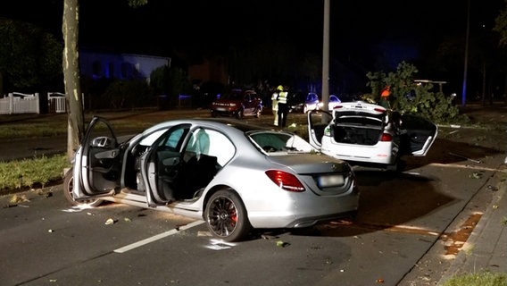 Zwei Autos stehen nach einem Unfall in Bremen auf der Straße © Nord-West-Media TV 