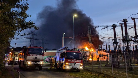 Feuerwehrleute löschen eine brennende Trafoanlage in einem Umspannwerk in Bremen. © NonstopNews 