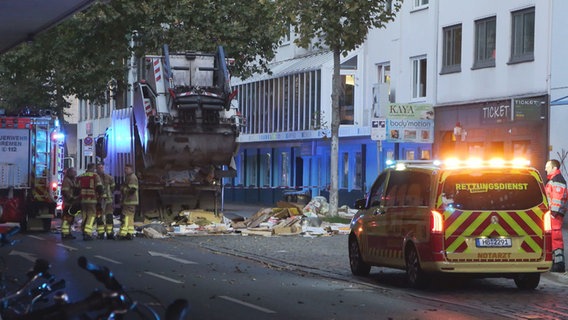 Feuerwehrleute haben einen Toten Mann in einem Müllfahrzeug in Bremen entdeckt. © Nonstopnews/dpa 