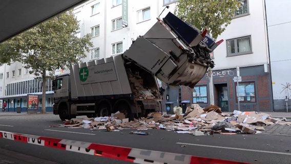 Feuerwehrleute haben einen leblosen Mann in einem Müllfahrzeug in Bremen entdeckt. © NonstopNews 