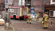 Ein Fahrzeug der Feuerwehr in Bremen, nachdem ein Teil eines Gerüstes abgestürzt und zwei Menschen verletzt wurden. © Nord-West-Media TV 