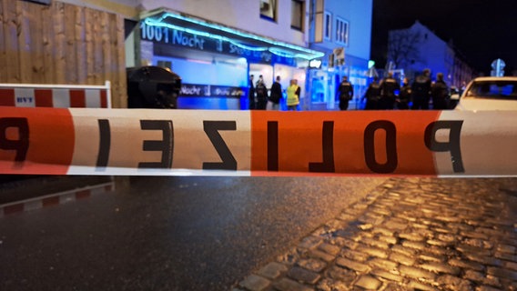 Einsatzkräfte der Polizei stehen vor einer Shisha-Bar in Bremen. © Nord-West-Media TV 