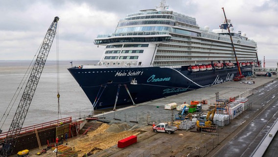 Das Kreuzfahrtschiff "Mein Schiff 1" liegt an der Columbuskaje. © dpa Foto: Sina Schuldt