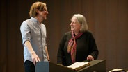 Der Oldenburger Historiker Lucas Haasis (l) und die Londonerin Jane Luetkens schauen zusammen historische Briefe an . © dpa-Bildfunk/ The National Archives Foto: Robert Green